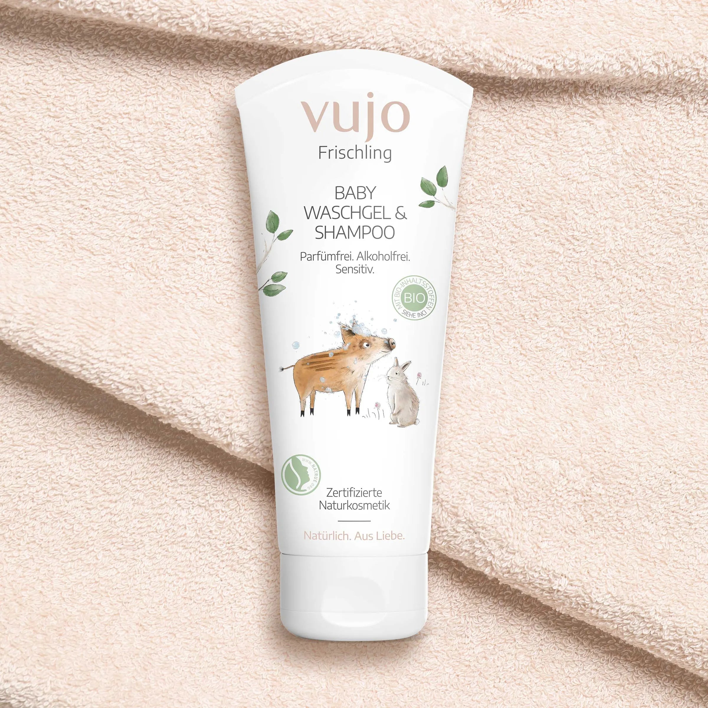 Baby Waschgel und Shampoo Tube auf weichem Frottee-Tuch, von vujo