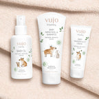 Kleines Erstausstattungs-Set auf weichem Frottee-Tuch, parfümfreie Pflege von vujo