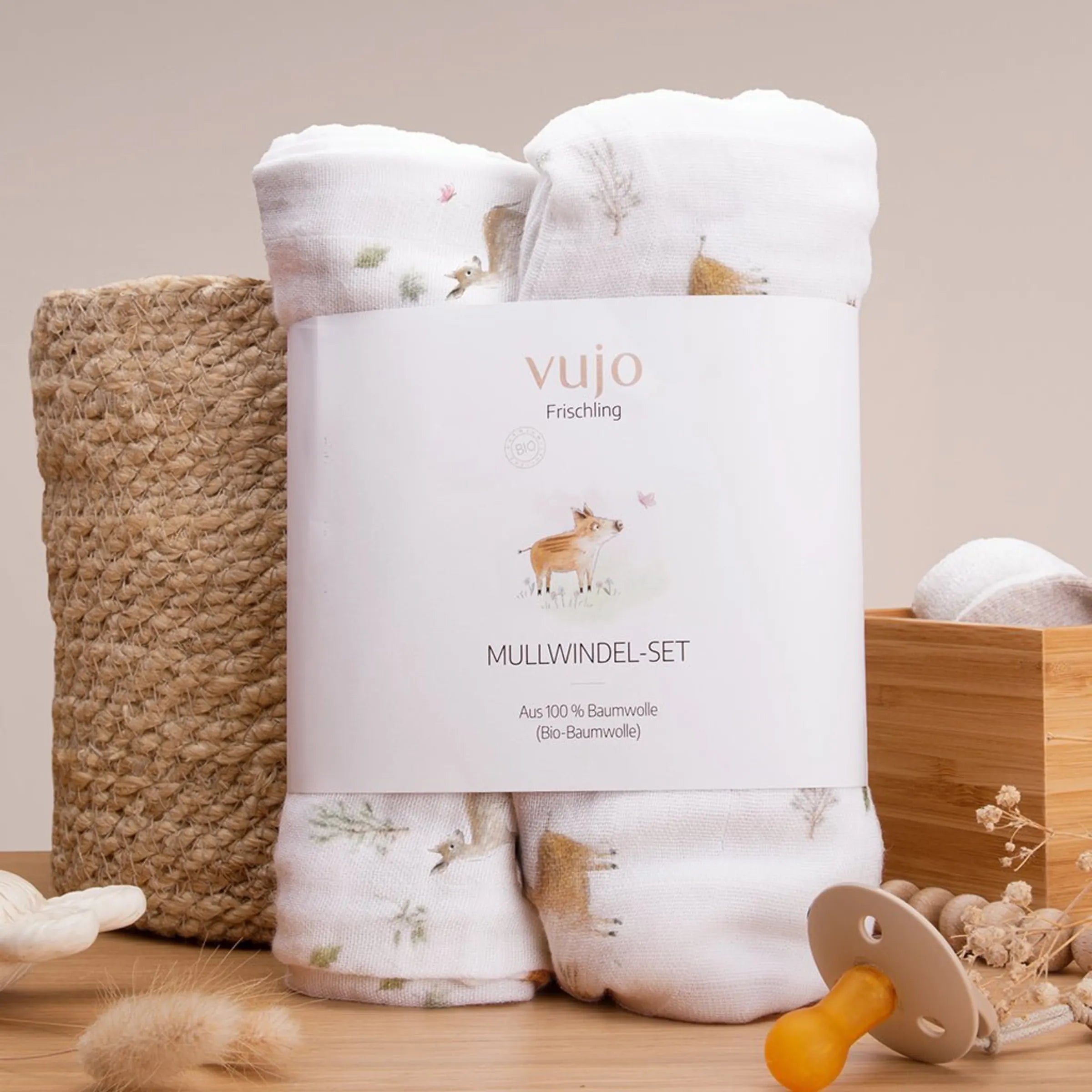 Mulltuch-Set in Ambiente mit Korb, Schnuller und Trockenblumen, GOTS-zertifizierte Bio-Baumwolle von vujo