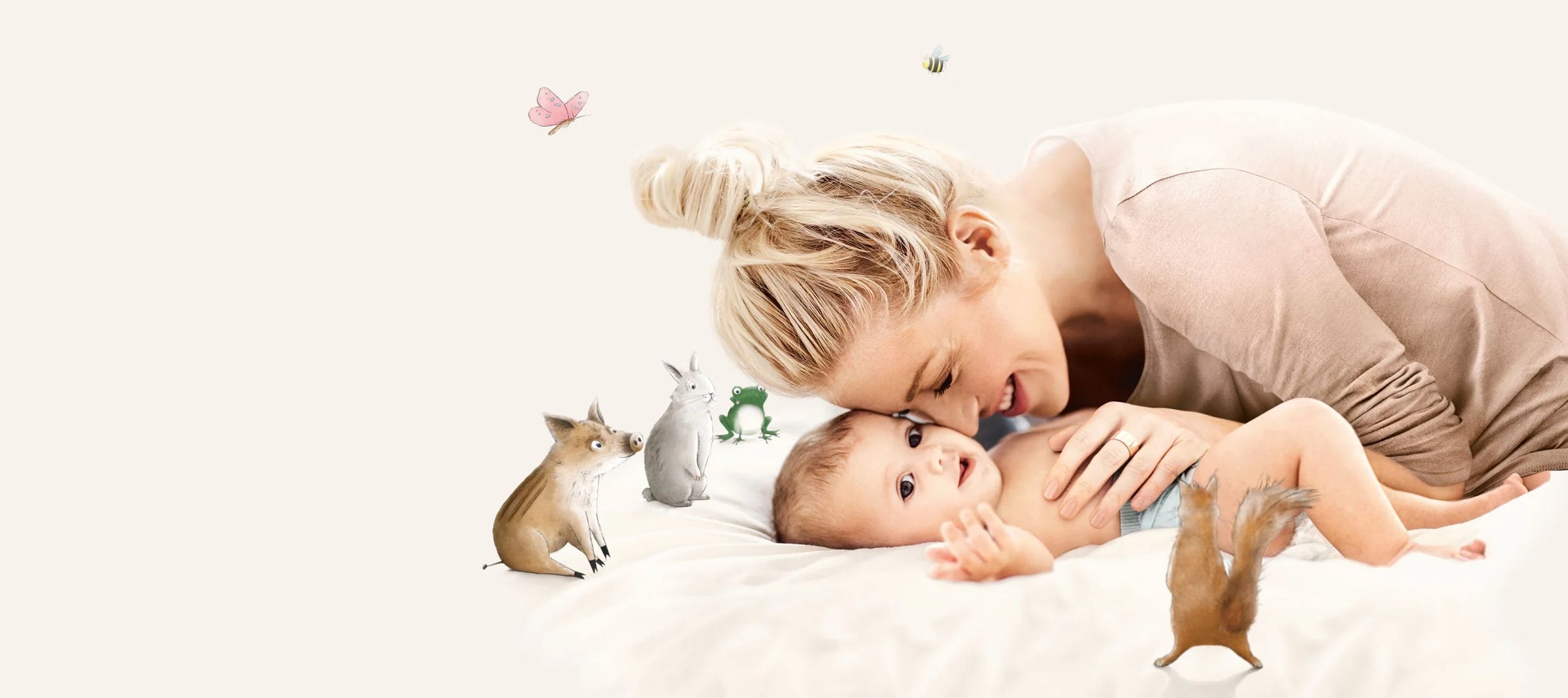 Mutter küsst ihr Baby, sanfte Naturkosmetik für empfindliche Babyhaut