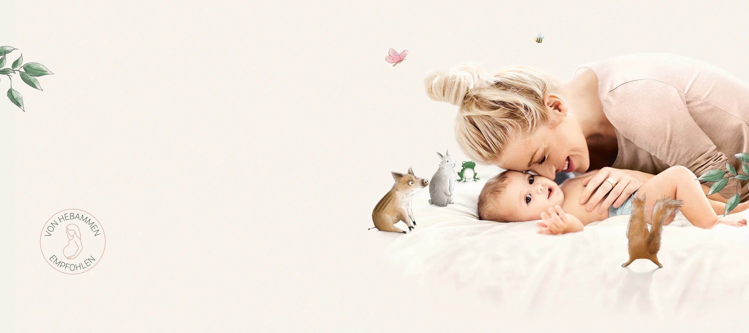 Mutter küsst Baby auf weißem Bett, umgeben von Aquarell-Tieren, vujo Frischling Baby-Naturkosmetik mit Hebammen-Empfehlung