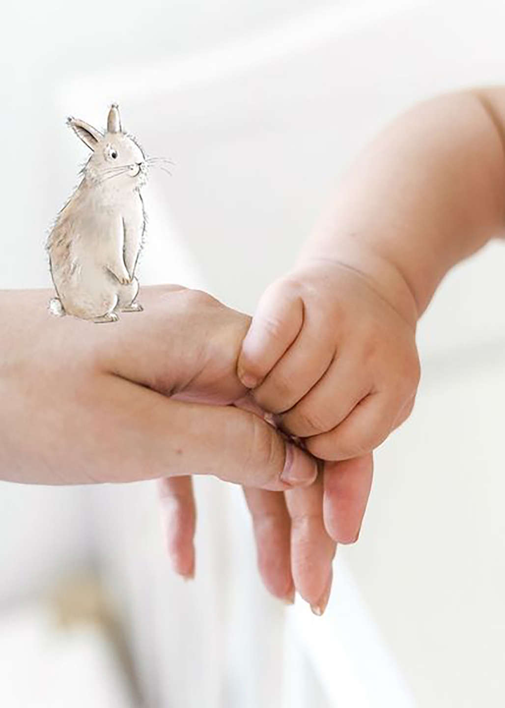 Babyhand greift Erwachsenenhand, sanfte Verbundenheit
